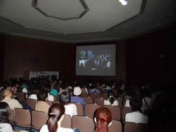 映画はじめの演説場面