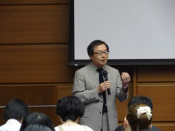英語解説する井上雅紀先生