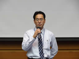 挨拶する寶壺貴之支部長