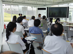 （特別講演中の杉山直子氏）